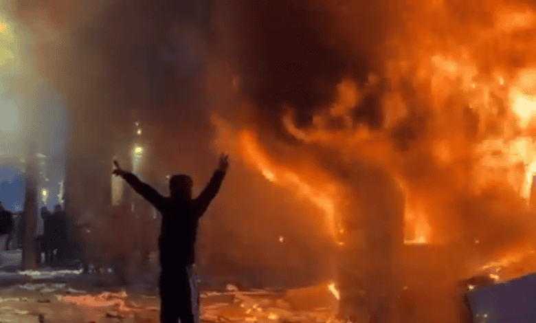 Албанија у пламену: пети дан насилних протеста, Рама за немире криви „стране руке“ (ВИДЕО) Пожар и демонстрант у пламени у току протеста у Албанији.