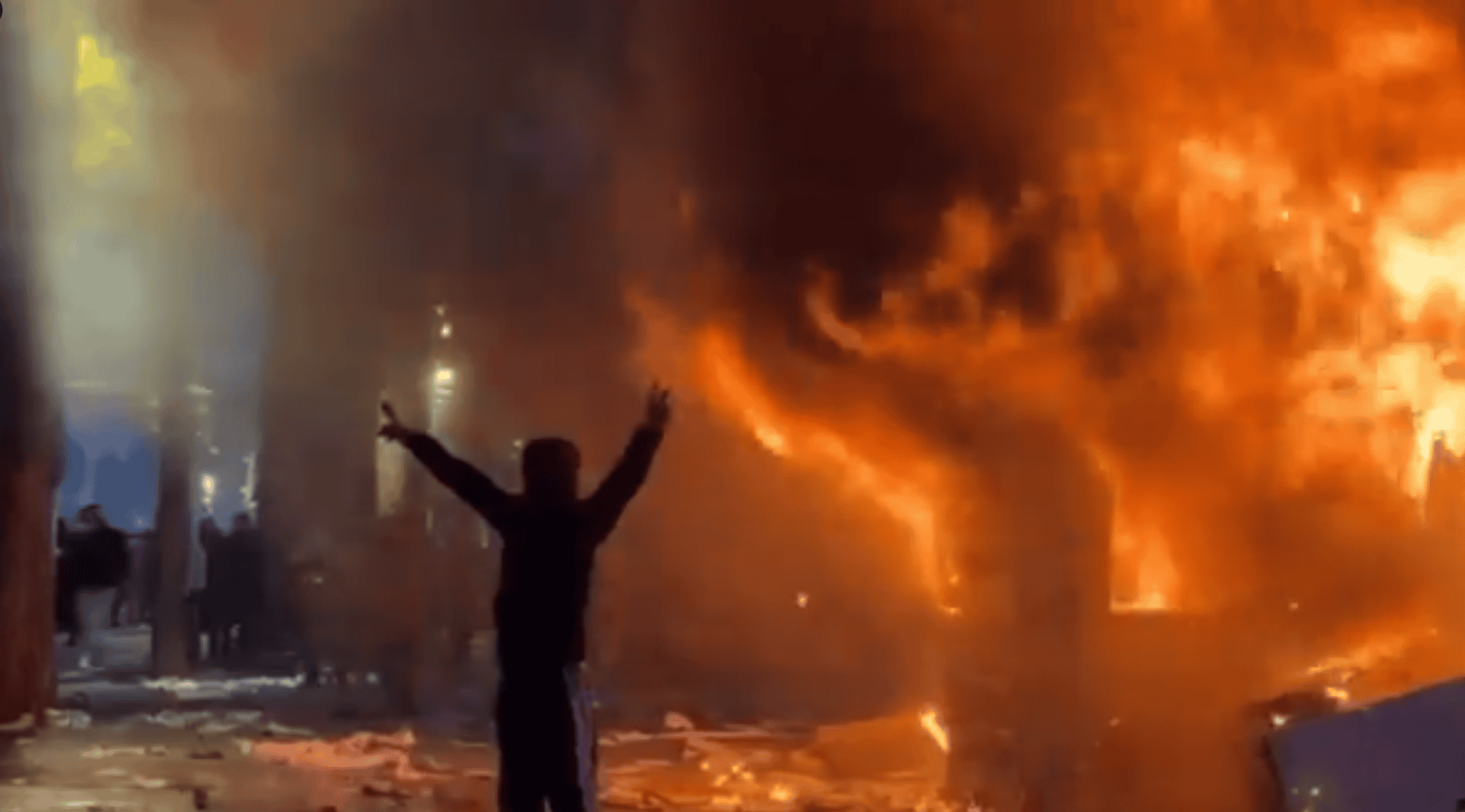 Пожар и демонстрант у пламени у току протеста у Албанији.
