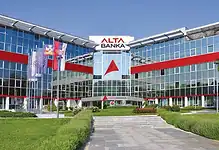 ALTA banka zgrada prelepe staklene fasade i pristupačne zelene površine ispred.