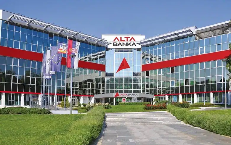 ALTA banka zgrada prelepe staklene fasade i pristupačne zelene površine ispred.