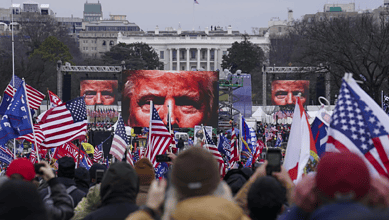 Малић: У Америци се води грађански рат другим средствима – Трамп је сам против свих Широка позадина демонстрације испред Беле куће са плакатима и заставама САД.
