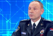 Профил полицијског директора у интервјуу у ТВ студију.