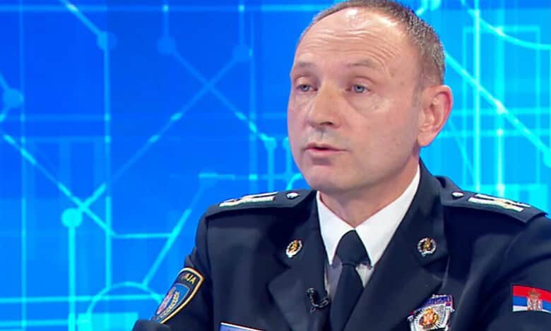 Профил полицијског директора у интервјуу у ТВ студију.