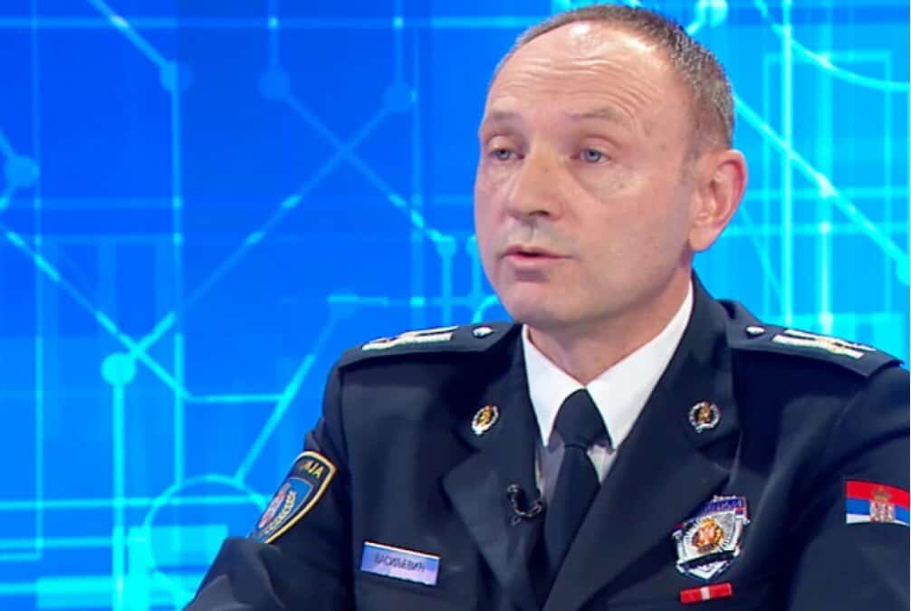 Профил полицијског директора у интервјуу у ТВ студију.