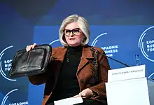 Јоргованка Табаковић говори на конференцији о ИТ услугама.