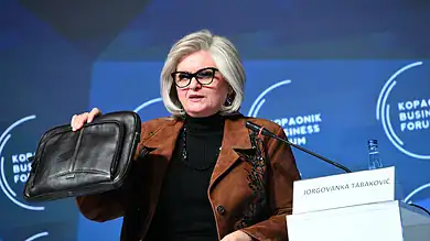 Јоргованка Табаковић говори на конференцији о ИТ услугама.