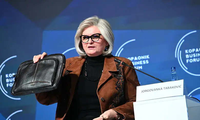 Јоргованка Табаковић говори на конференцији о ИТ услугама.