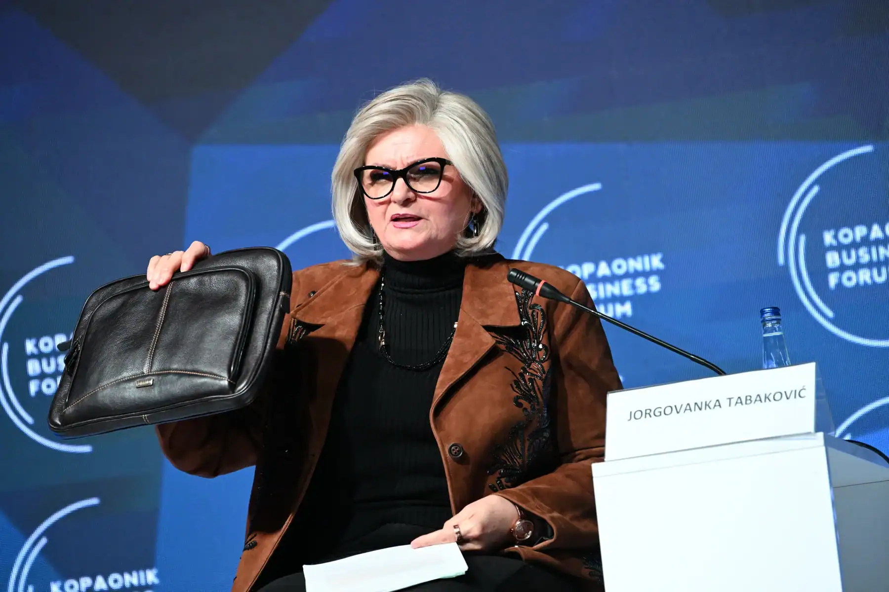 Јоргованка Табаковић говори на конференцији о ИТ услугама.