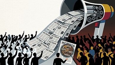 Масовна публика чита пропагандне новине из цеви.