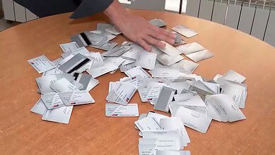 Расуло СНС у Чачку: Више од 300 људи вратило чланске карте и напустило странку! Потписивање чланских карата у Чачку, политички догађај.