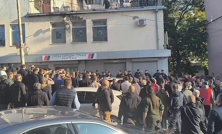 Група људи који се окупила испред зграде саводоградном надзором.