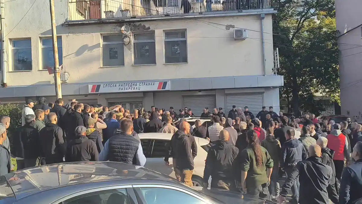 Група људи који се окупила испред зграде саводоградном надзором.