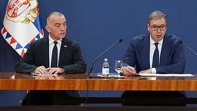 Министар Вујић одбијао да потпише споразуме за борбу против трговине наркотицима! Двојица званичника на конференцији са застава Србије у позадини.