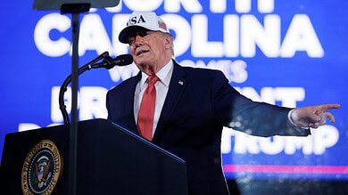Трамп: Бићу веома оштар према свакоме ко у САД покуша ово што се дешава у Француској Доналд Трамп говори на митингу у Северној Каролини, позива на јак одговор у САД.